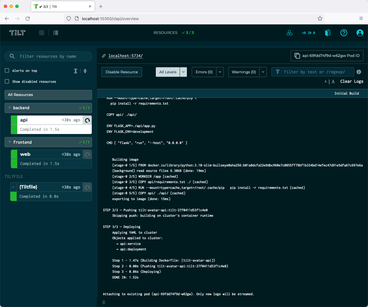 Tilt 官方产品界面：左侧按 backend/frontend 分组显示 api、web 资源及其构建耗时，右侧是实时构建日志，一次镜像构建+推送+部署仅 1.52s